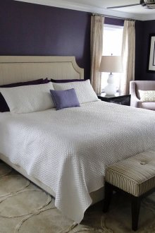 Тъмно лилави стени и кремаво бели акценти в спалнята