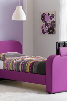 Лилаво легло в детска стая