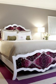 Спалня с лилав и бял килим