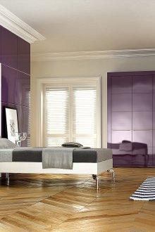 Лилави стени и мебели за спалня като акценти