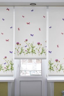 Бели щори с пеперуди в детската стая