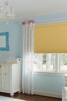 Жълти щори и светло бели завеси в детската стая