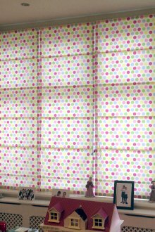 Многоцветни римски завеси в детската стая