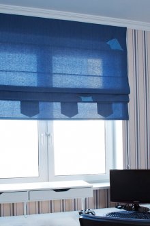 Сини римски завеси в детска стая за тийнейджър
