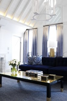 Комбинацията от сиво и синьо в интериора на хола