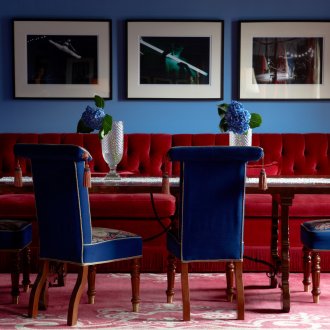 Сини и червени цветове в интериора на трапезарията