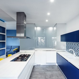 Синя и бяла кухня с жълти столове