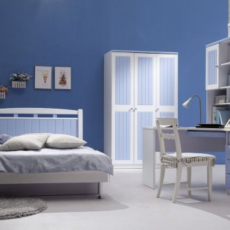 Сини, циан и бели цветове в детска стая