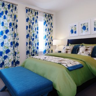 Сини акценти в светла спалня