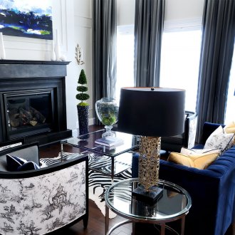 Син диван в дневната в модерен стил