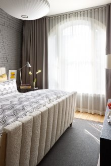 Декорация чрез завеси на голям сводест прозорец