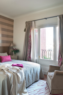 Регистрация чрез завеси на изход към балкон