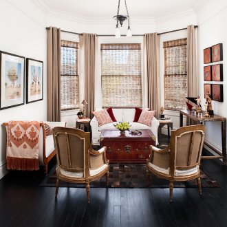 Комбинация от завеси за декорация на прозорци в хола