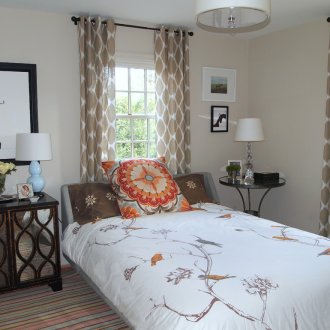 Кремообразни бели завеси в спалнята