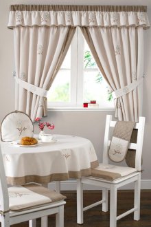 Декорация на прозорци с кремави завеси с ламбрекен в кухнята