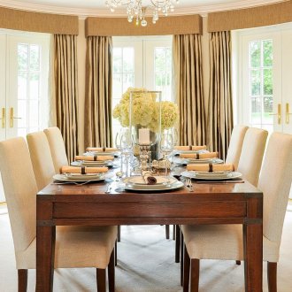 Декорация на прозорци с бежови завеси с ламбрекени в трапезарията
