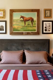 Картина с кон и други картини над главата на леглото