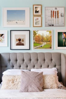 Снимки в различни рамки в спалнята