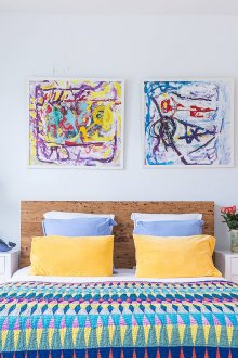 Абстрактен ярък модел над леглото