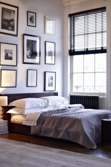 Изображения над леглото в черно-бели рамки
