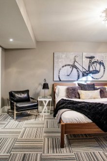 Картината с изображението на велосипед в спалнята