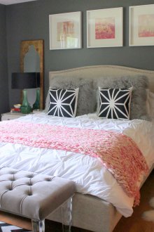 Квадратни интериорни картини над леглото