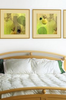 Снимки на плодове и зеленина над главата на леглото