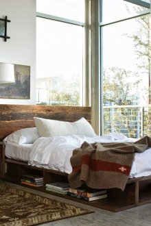 Антична картина над леглото в интериора на светла спалня