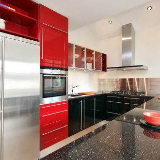 Бели стени и червена и черна високотехнологична кухня