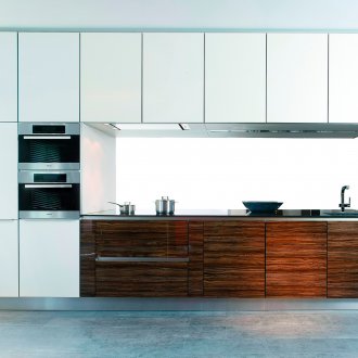 Кафява и бяла високотехнологична кухня