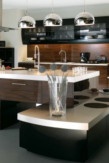 Метални лампи в хай-тек в кухнята