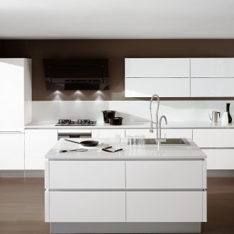 Високотехнологична кухня с кафяви стени.