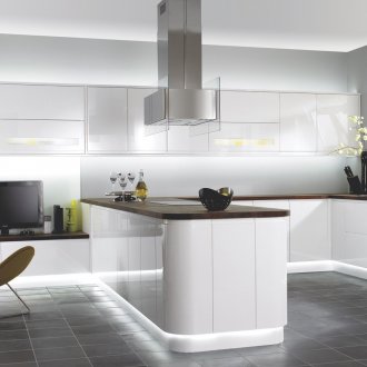Бяла хай-тек кухня с кафяв плот
