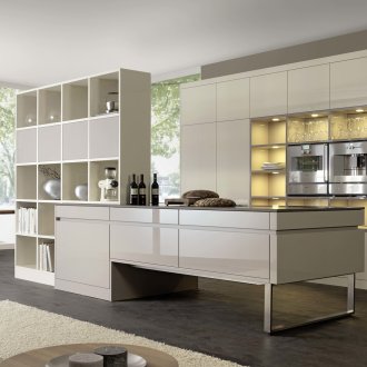 Високотехнологична лъскава бежова кухня.