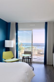 Спалня в бял и син флот