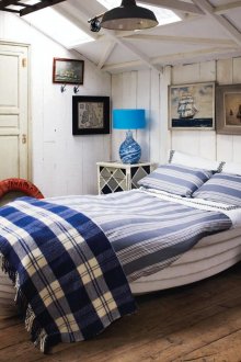 Таванска спалня в морски стил с легло във формата на лодка