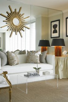 Огледална стена в хол с бели стени