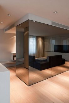 Тъмна огледална стена в апартамента