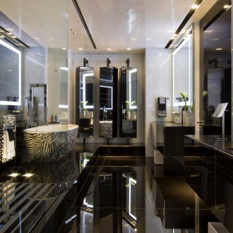 Голяма баня с много огледални повърхности