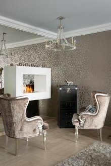 Огледална стена в хола с камина