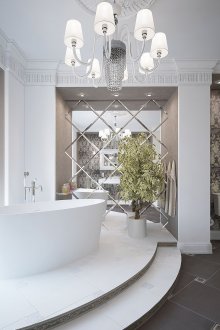 Огледален панел в просторна баня