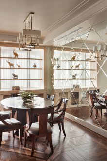 Огледална стена в трапезарията