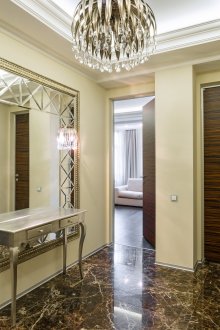 Голямо огледало в рамката във вътрешността на коридора