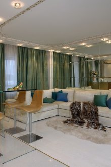 Огледална стена в хола с бар за закуска