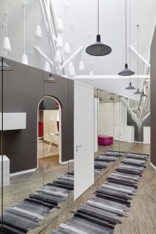 Огледална стена на коридора