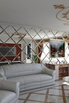 Огледална стена в класически хол