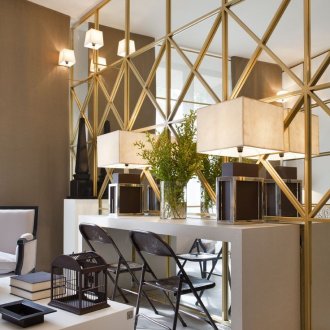 Голяма огледална стена в хола