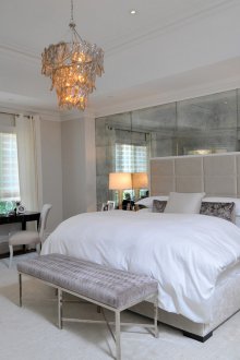 Огледална стена в светла спалня