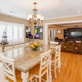 Кафяв полилей в класическа кухня