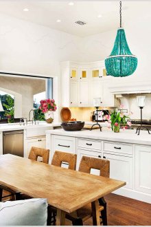 Стъклен изумруден полилей в кухнята в стил Прованс